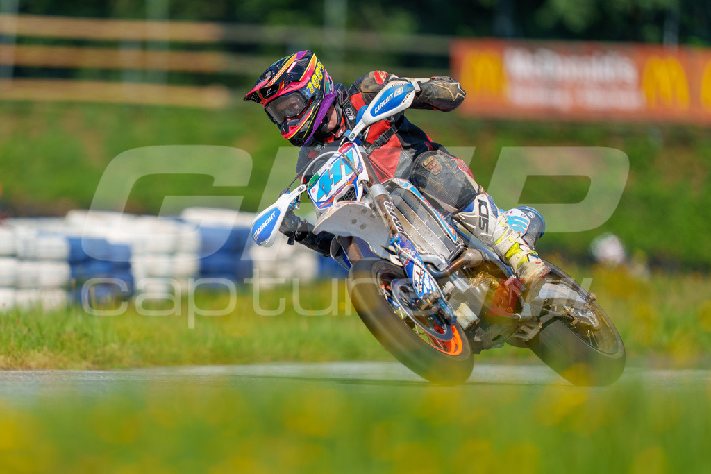 SuperMoto_Staatsmeisterschaft_Greinbach_326 | GRIPcapture steht für authentische Sportfotografie in Österreich – für Momente, die mehr sind als Geschwindigkeit oder Ergebnis. Es geht um Emotion, Spannung, Fokus und den Augenblick, der oft nur einen Wimpernschlag dauert.Ob Motorsport, Teamsport oder 
