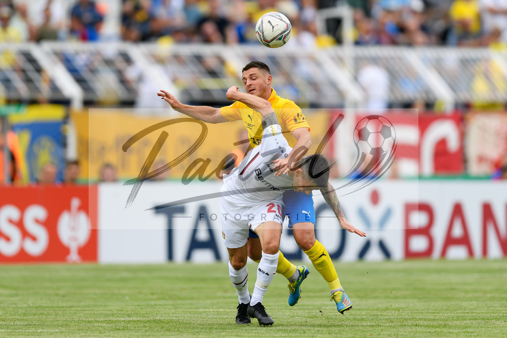 LLELEV20210807_015 | Fussball, Herren: Bogdan Rangelov (1. FC Lokomotive Leipzig) und Charles Aranguiz (Bayer 04 Leverkusen) im Zweikampf beim Spiel der 1. Runde im DFB-Pokal zwischen 1. FC Lokomotive Leipzig und Bayer 04 Leverkusen im Bruno-Plache-Stadion am 07.08.2021 in Leipzig, Deutschland.DFB / DFL REGULATIONS PROHIBIT ANY USE OF PHOTOGRAPHS AS IMAGE SEQUENCES AND/OR QUASI-VIDEO. - Realisiert mit Pictrs.com