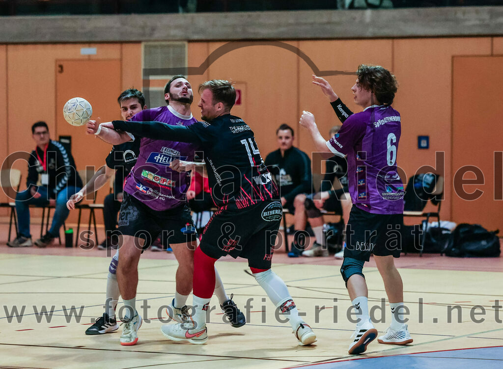 2023-11-26_014_SpVgg_Altenerding_gegen_TSV_1861_Mainburg | Erding, Deutschland, 26.11.2023:
Handball, Bezirksoberliga Männer 2023 / 2024, 9. Spieltag, SpVgg Altenerding gegen TSV 1861 Mainburg, Endergebnis: 34:20

Simon Rüdiger (SpVgg Altenerding, #7), Marius May (TSV 1861 Mainburg, #14), Jabob Köhler (SpVgg Altenerding, #6)

Foto: Christian Riedel / fotografie-riedel.net