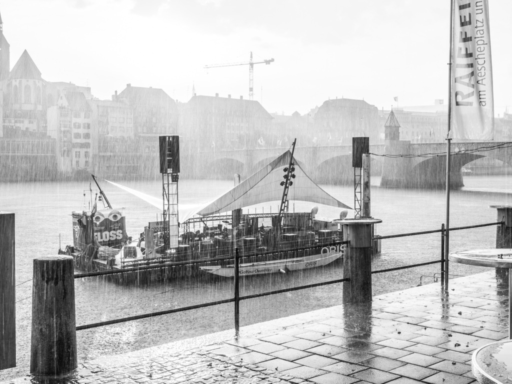 "Das Floss" im Regen vor der mittleren Rheinbrücke | Schöne Fotografien aus der Stadt und der Natur zum bestellen oder selber hochladen. Druck auf Foto, Postkarte, Kalender, FineArt Hahnemühle, Alu-Dibond , Akustikbilder zur Absorption von Schall und Lärm etc. - Realisiert mit Pictrs.com