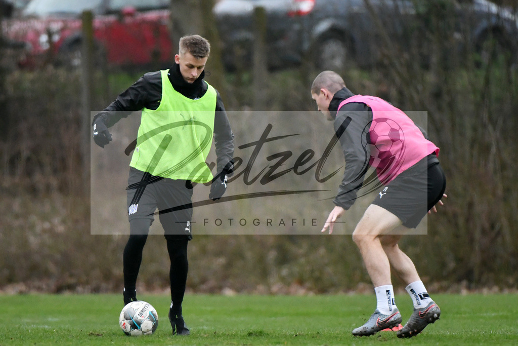 20200220_TRAOSN_0007 | Fussball, Herren: Sebastian Klaas (VfL Osnabrueck) und Adam Susac (VfL Osnabrueck) im Zweikampf waehrend der Trainingseinheit des VfL Osnabrueck im Sportpark Illoshoehe am 20.02.2020 in Osnabrueck, Deutschland. - Realisiert mit Pictrs.com