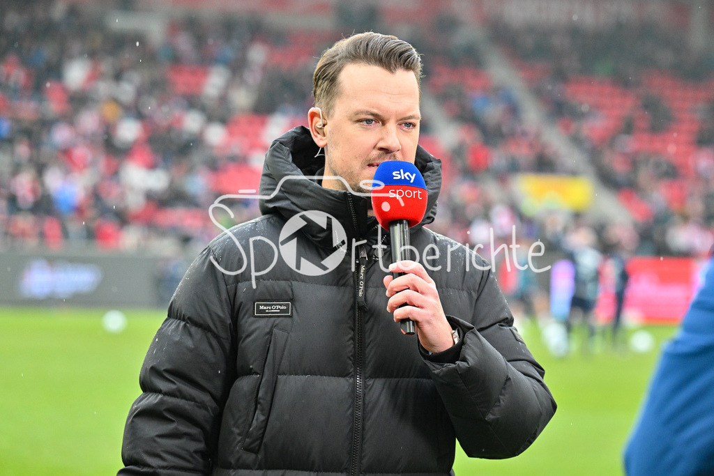 SSV Jahn Regensburg - 1. FC Köln | Im Bild SKY Moderator Florian PLETTENBERG / Freisteller / Einzelfoto / 2. Bundesliga: SSV Jahn Regensburg - 1. FC Koen, Jahnstadion am 08.12.2024