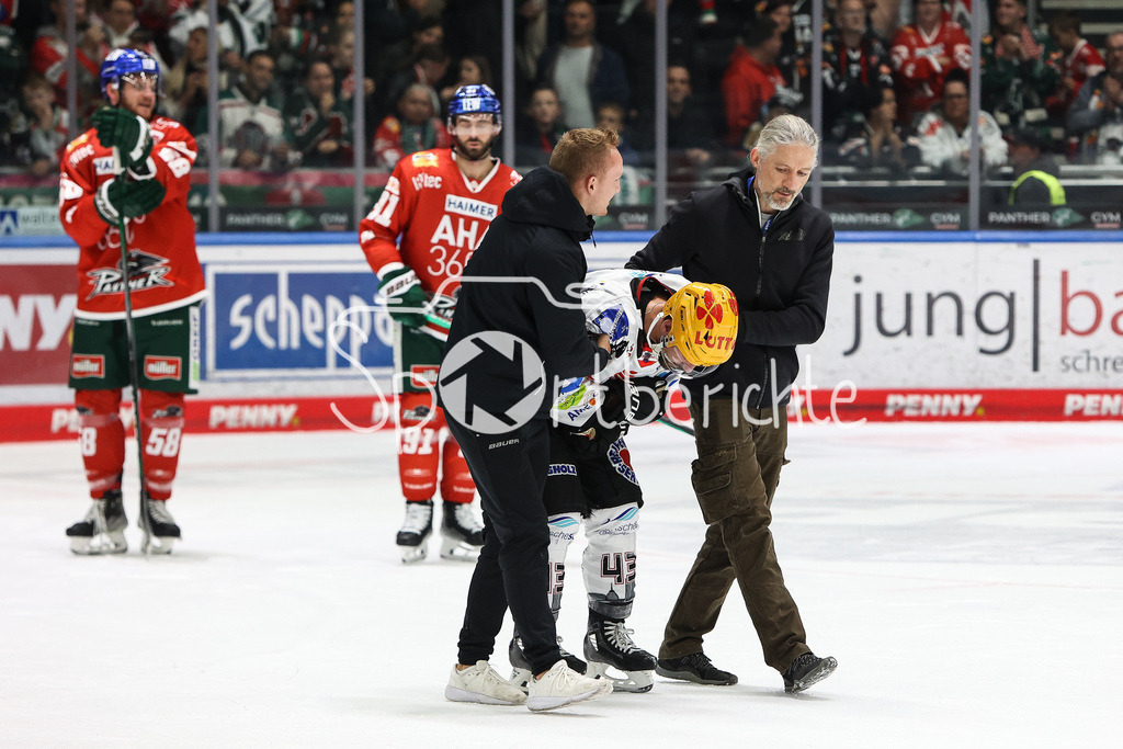 Augsburger Panther - Fischtown Pinguins Bremerhaven | Der verletzte Skyler McKENZIE (BHV #43) wird vom Eis gebracht