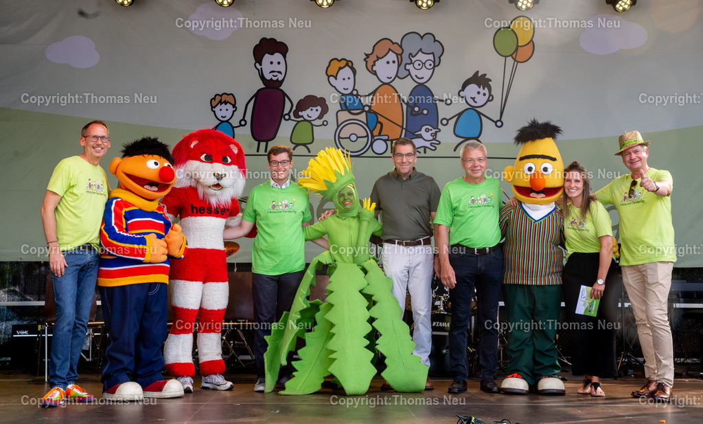 DSC_7986 | Hessischer Familientag in Lampertheim am 15.7.2023,  Am Ende des Tages: Minister Kai Klose, Ernie, Hessenlöwe, Erster Stadtrat Marius Schmidt, Löwenzahn, Nikolaus Selber, 1. Vorsitzender des Lampertheimer Musikschule, Bürgermeister Gottfried Störmer, Bert, Moderatorin Julia Nestle, Stiftungsratsvorsitzender Matthias Habich, Bild:/Thomas Neu