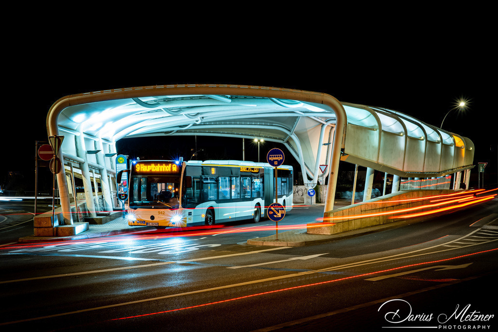 Die Busstation in Mainz-Kastel an der Theodor-Heuss-Brücke | Die Busstation in Mainz-Kastel an der Theodor-Heuss-Brücke
