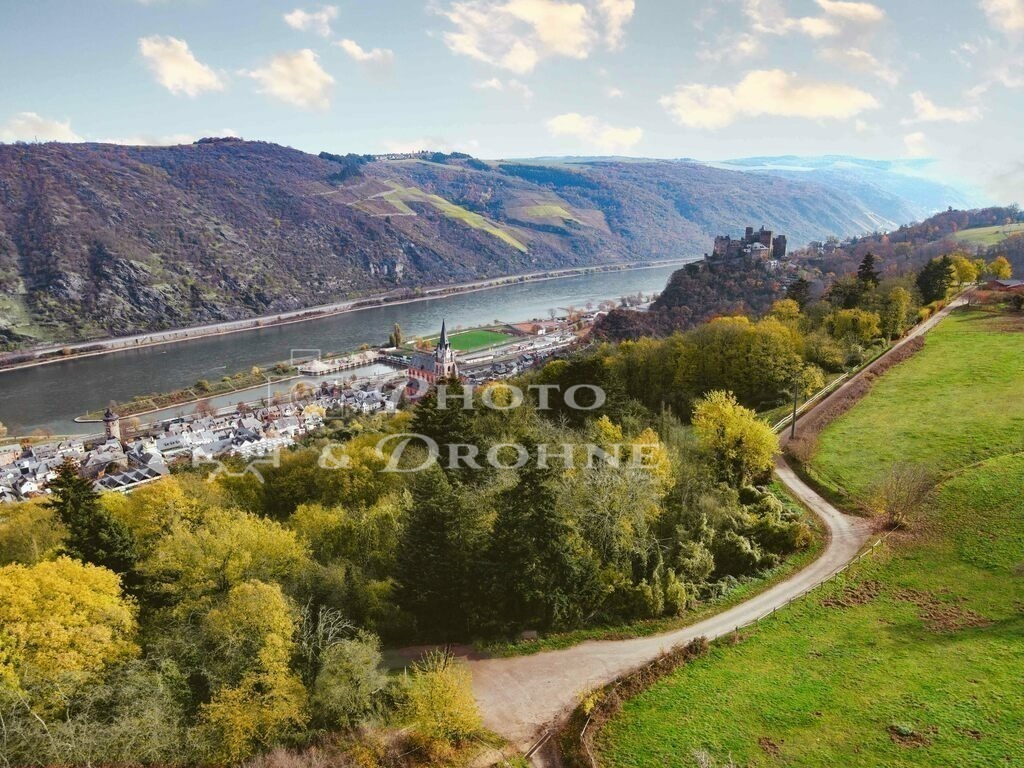 Oberwesel Luftbild- | Luftaufnahme von Oberwesel am Rhein. Luftbild zeigt die Stadt mit der Schönburg, der Liebfrauenkirche und den Hafen von Oberwesel am Rhein - Realisiert mit Pictrs.com