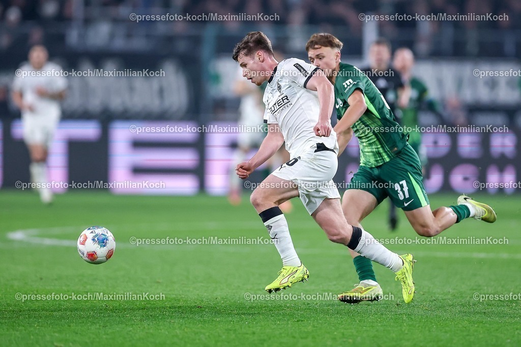 BMG13122502191 | 13.12.2025, Fußball, Borussia Mönchengladbach - VfL Wolfsburg, 1. Fußball Bundesliga, 14.Spieltag, Borussia-Park, Saison 2025 2026: Lukas Ullrich&nbsp;(Borussia Mönchengladbach #26) im Zweikampf gegen Pharell Hensel (VfL Wolfsburg #37) DFB regulations prohibit any use of photographs as image sequences and or quasi-video.