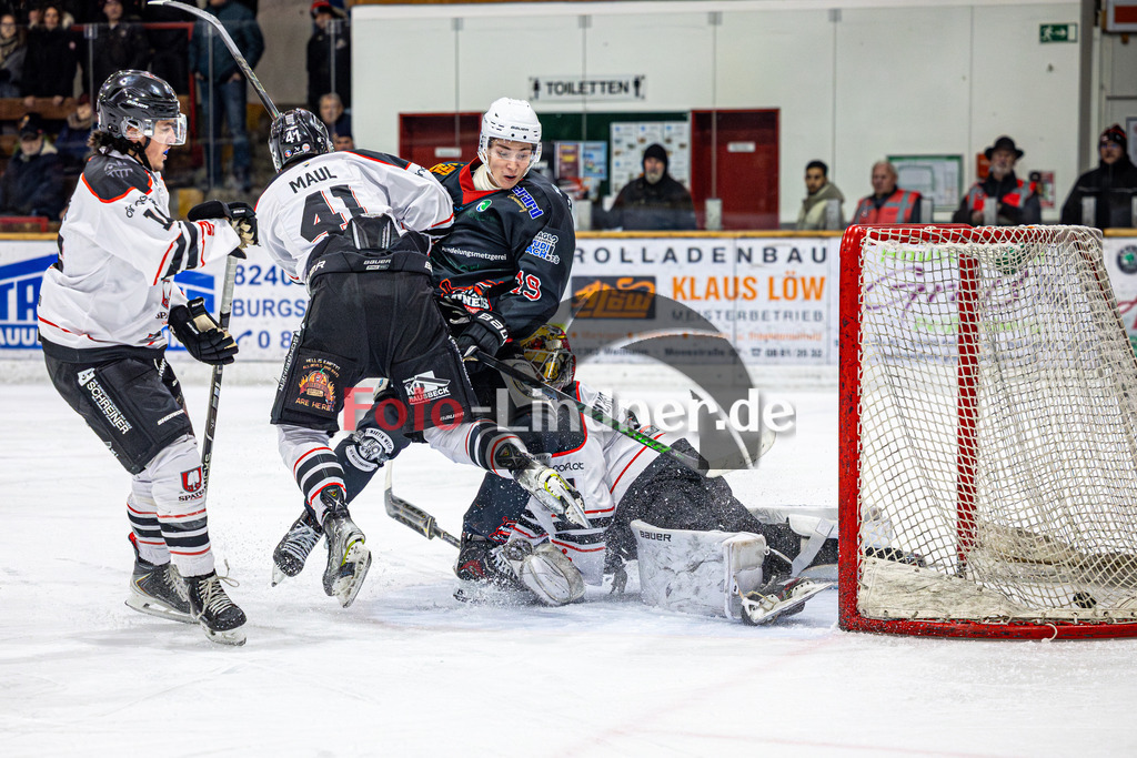 Peißenberg MINERS gegen EV Dingolfing ISAR RATS | Eishockey Bayernliga 2025/26 Vorrunde 28. Spieltag, Peißenberg MINERS gegen EV Dingolfing ISAR RATS, 20260118,Tor Filip KRIZ (MINERS 19),2026-01-18 in Peißenberg (flatbuy Arena Peißenberg), Blake LUSCOMBE (Dingolfing 19), Sascha MAUL (Dingolfing 41), Filip KRIZ (MINERS 19), Christoph SCHEDLBAUER (Dingolfing Torwart 31)Copyright: WolfgangxLindner www.foto-lindner.de