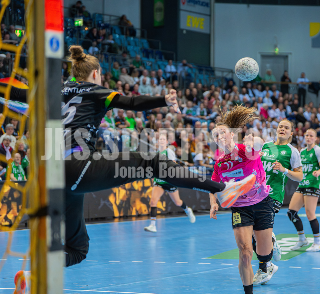 Handball I Frauen I Saison 2025-2026 I 1. HBF I 15. Spieltag I VFL Oldenburg - SV Union Halle-Neustadt 0092 | Emma Hertha (17, SV Union Halle-Neustadt) vorbei an Madita Kohorst (25, VfL Oldenburg) - Realisiert mit Pictrs.com