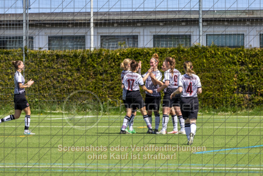 20250427_120905_0427 | #,1.Göppinger SV (weiß) vs. TSV Ruppertshofen (schwarz), Fußball, Frauen-Regionenliga 3 - Bezirk WfV, 21. Spieltag, Saison 2024/2025, Kunstrasenplatz Nord, Hohenstaufenstr. 116, 73033 Göppingen, 27.04.2025 - 11:00 Uhr,Foto: PhotoPeet-Sportfotografie/Peter Harich