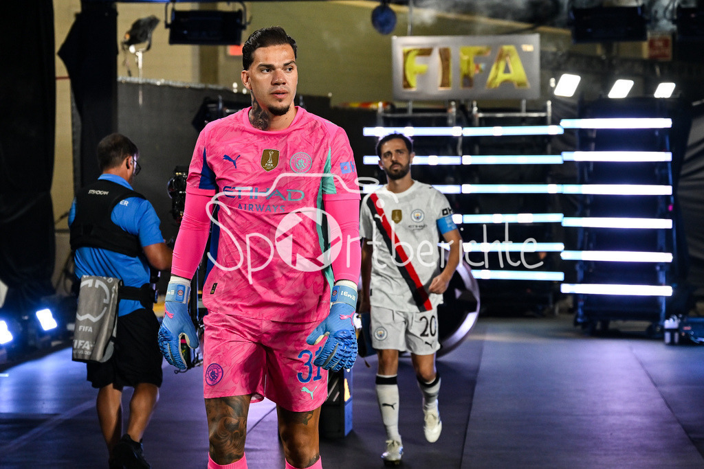 Manchester City - Al-Hilal SFC | im Bild EDERSON (Manchester City 31)  auf dem Weg zum Spielfeld / Einzelfoto / Freisteller / FIFA Club World Cup: Manchester City - Al-Hilal SFC, Camping World Stadium am 30.06.2025 / NOT FOR SALE IN USA
