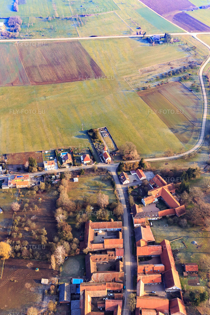 Vue aérienne: Cimetière et église à Issenhausen dans le département Bas Rhin, France – .Photo: IMG_105350.jpg prise le 25/03/2018 par Werner Riehm/FLY-FOTO.eu – Résolution de l'original: 2321 x 3482 px