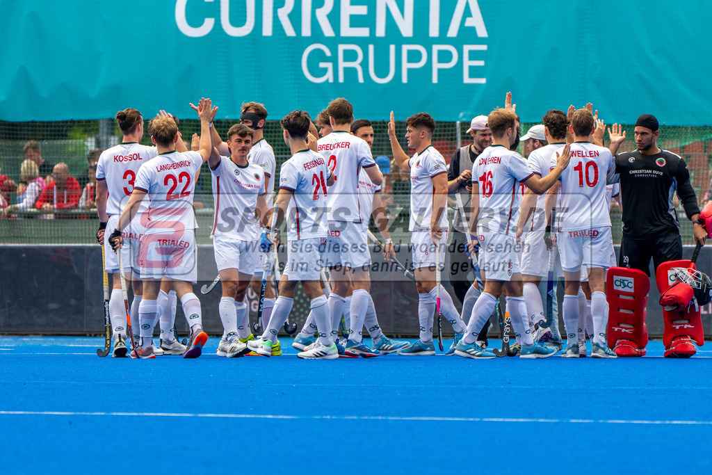 Final4_20250601-1337-HK108531 | Krefeld, Deutschland, 01.06.2025:  Feldhockey Final4 2025 – „Deutsche Feldhockey-Meisterschaften 2025“ Crefelder HTC - Rot-Weiss Köln (Finale Herren) im Gerd-Wellen-Hockeyanlage am 01.06.2025 in Krefeld, Deutschland. (Foto von Kramhöller/Fehrmann/Kaste)Krefeld, Germany, 01.06.2025: Feldhockey Final4 2025 – „Deutsche Feldhockey-Meisterschaften 2025“ Harvestehuder HTC - Düsseldorfer HC (Finale Damen) in Gerd-Wellen-Hockeyanlage at 01.06.2025 in Krefeld, Deutschland. (Foto from Kramhöller/Fehrmann/Kaste)