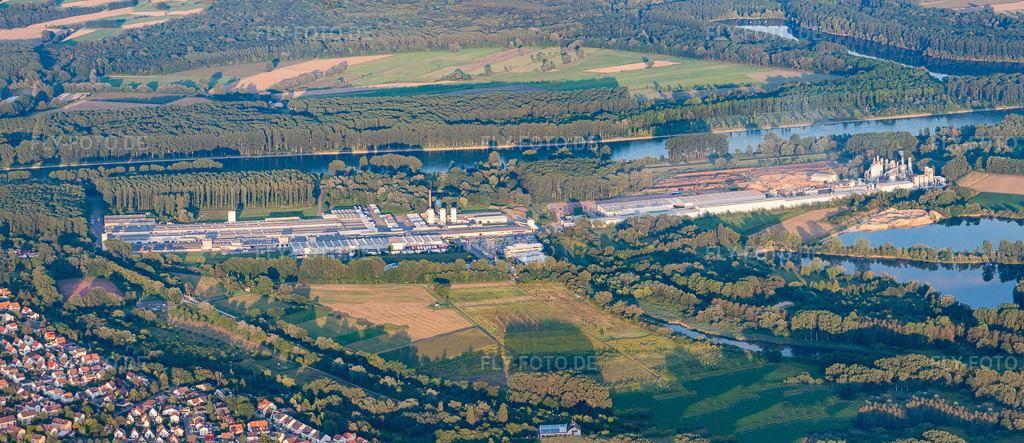 Luftbild: Panorama Nolte Möbel GmbH & Co. KG und Rheinspan GmbH am Rheinufer in Germersheim im Bundesland Rheinland-Pfalz in Deutschland.Foto: IMG_51600-Pano.jpg vom 08.08.2012 durch Werner Riehm/FLY-FOTO.deAuflösung des Originals: 8056 x 3487 pxWWW.NOLTE-MOEBEL.DESpanplatten von Rheinspan: Passgenau und zuverlässig