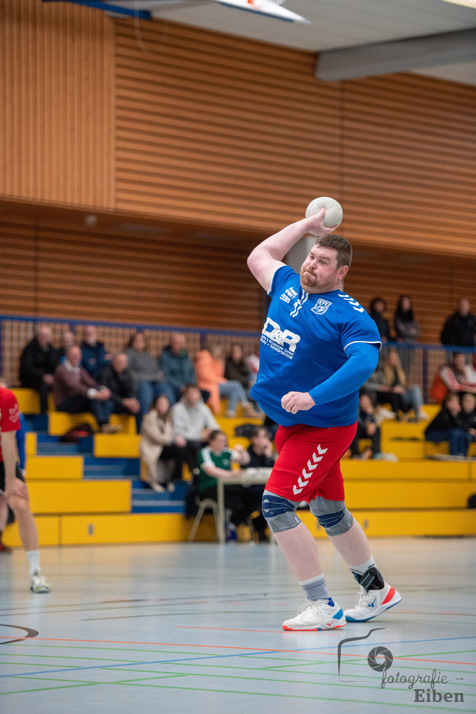 VfL Rastede-TvdH Oldenburg 2 | Landesliga Männer ;VfL Rastede (blau)-TvdH Oldenburg 2 (rot) am 15.04.2023 in Rastede (Mehrzweckhalle Feldbreite), Deutschland, Photo: Philip Eiben 2023 - Realisiert mit Pictrs.com