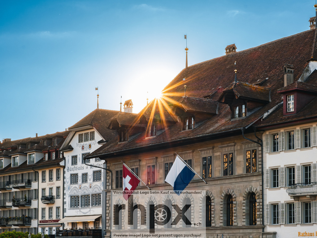 Rathaus Luzern im Abendlicht mit Sonnenstern | Stimmungsvolle Fotokunst aus Luzern. Erlebe den Pilatus, den See und die Stadt Luzern in exklusiven Aufnahmen in der Fotogalerie & Shop. - Realisiert mit Pictrs.com