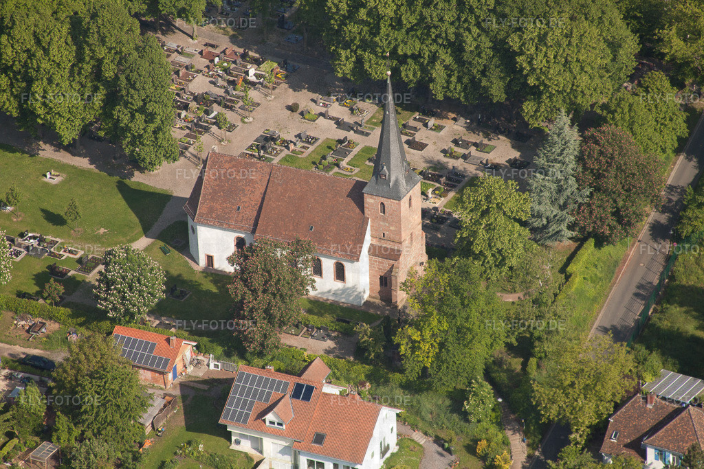 Kirchengebäude am Friedhof im Dorfkern | Luftbild: Kirchengebäude am Friedhof im Dorfkern in Insheim im Bundesland Rheinland-Pfalz in Deutschland. Foto: IMG_27100.jpg vom 23.05.2010 durch Werner Riehm/FLY-FOTO.de - Realisiert mit Pictrs.com