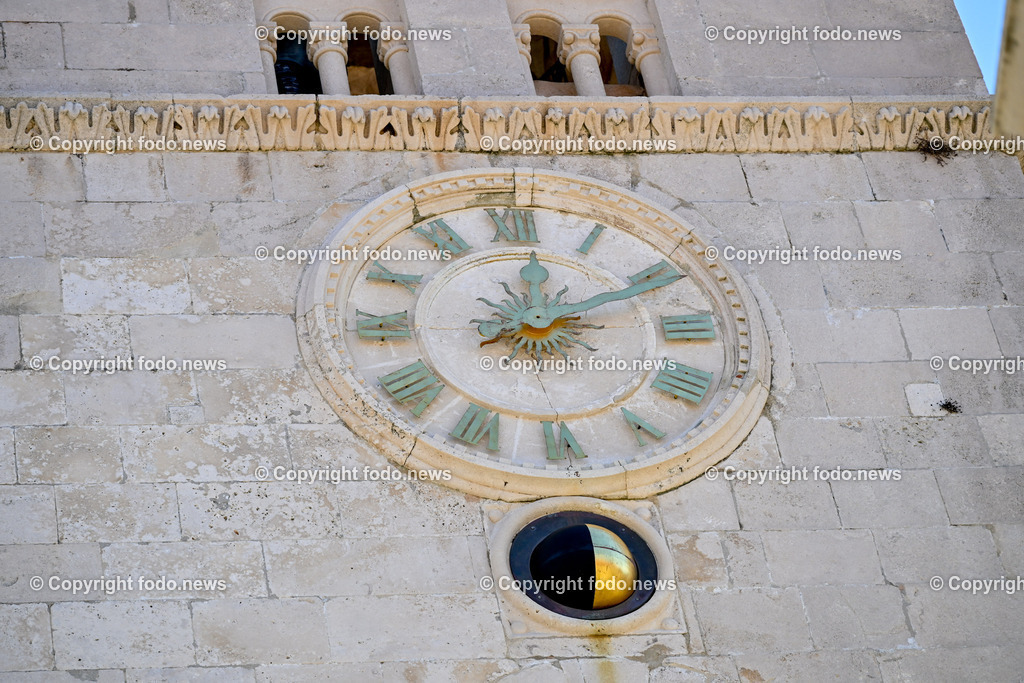 Kroatien_ Korcula_ Insel in Sueddalmatien_ Korcula Stadt_ 13.09.2024-44 | 13.09.2024, Kroatien, HRV, Korcula, Insel in Sueddalmatien, Korcula Stadt im Bild Hafen, Hafenansichten, Boot, Boote, Schiff, Schiffe, Gebauede, Adria, Meer, Stadtansichten, Altstadt, Marco Polo, Museum, Touristen, Souvenier, Restaurant, KonobaKorcula - Schwarzes Korfu - benannt nach den dunklen Kiefernwaeldern, ist eine zu Kroatien gehoerende Insel in der Adria vor der Kueste Sueddalmatiens. Zugleich ist sie Teil des Dinarischen Gebirges. Quelle: Wikipedia