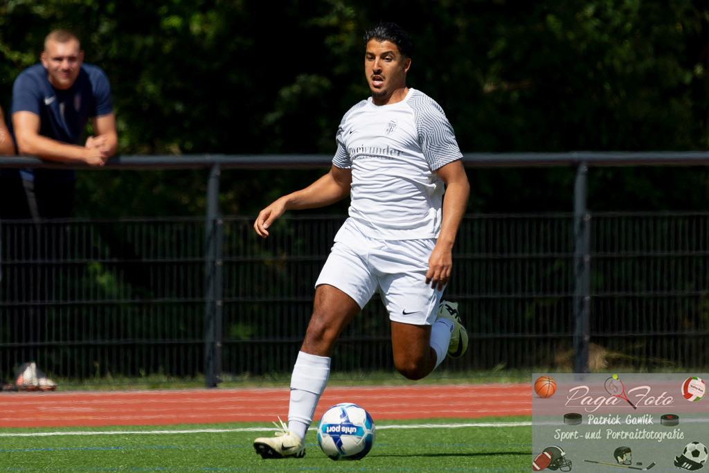 Testspiel: Spvgg. 03 Fechenheim - Türk Gücü Friedberg, 13.07.2024 | Anas El Allaoui (Spvgg. 03 Fechenheim #19) mit Ball, Spvgg. 03 Fechenheim - Türk Gücü Friedberg, Frankfurt am Main, Sportanlage Birsteiner Straße, 13.7.2024 - Realisiert mit Pictrs.com