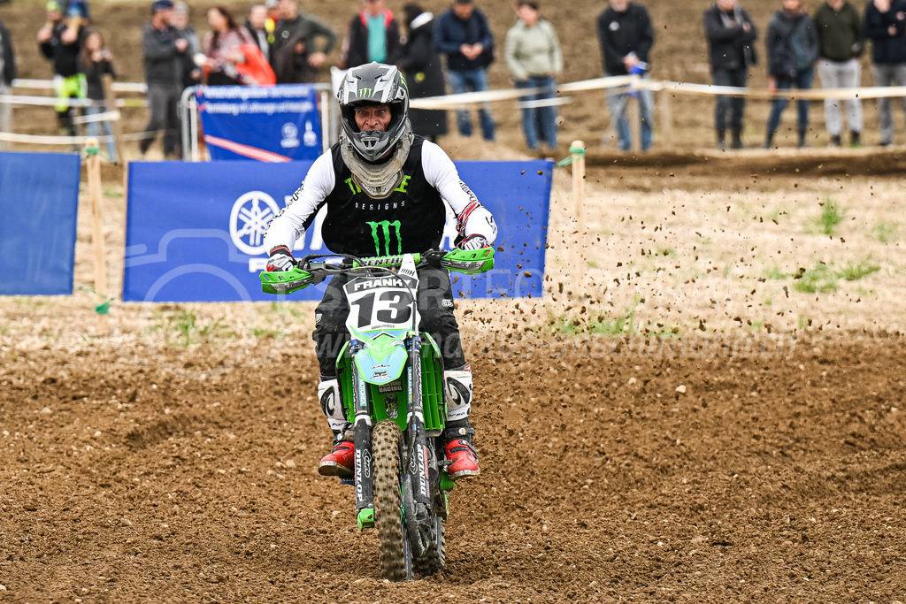 Motocross Schlatt bei Winterthur - 30. April 2023 | #13 Leutwyler Franky aus Villmergen (CH) auf Kawaski Kxf 250 in der Kategorie Senioren am Motocross Schlatt bei Winterthur, 30. April 2023. 
Instagram: @mx_schlatt | @mc_wila | @sam_schweiz
Bild: Sportfotografie Markus Aeschimann | www.markus-aeschimann.ch - Realisiert mit Pictrs.com