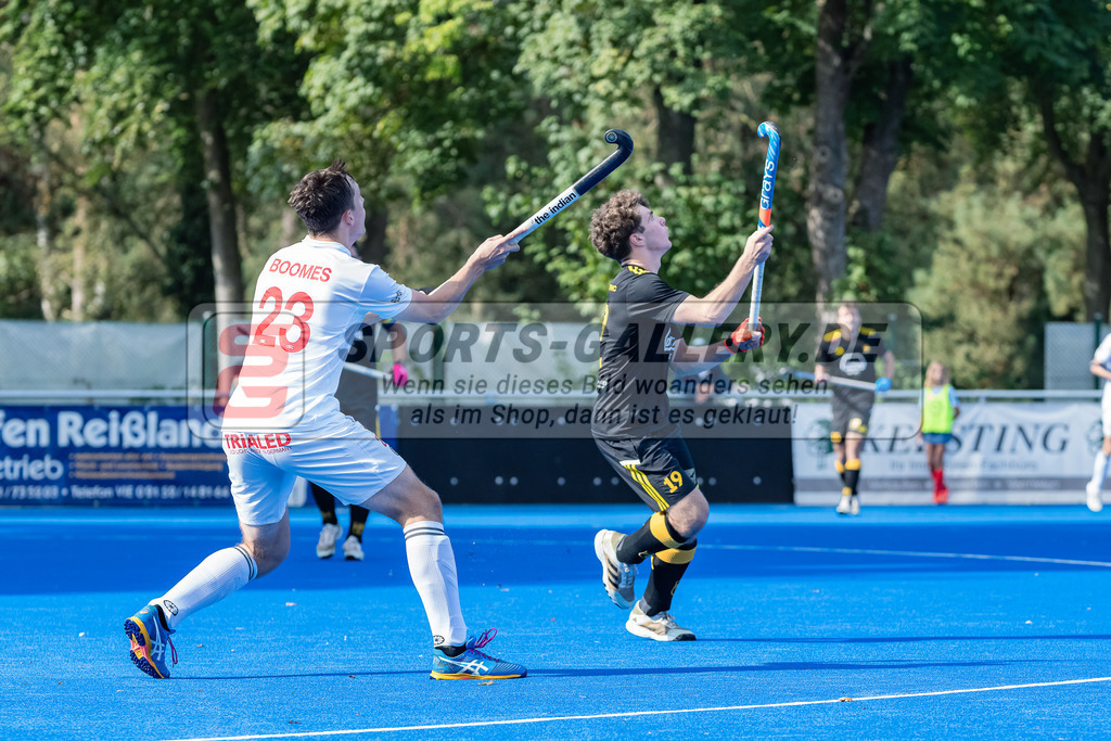 HK_20231001_104878 | 1.Bundesliga Herren Crefelder HTC - Harvestehuder THC am 1.10.2023 CHTC, Krefeld , Boomes Anton ( Crefelder HTC #23 ) , Titus Wx ( Harvestehuder THC #19 )