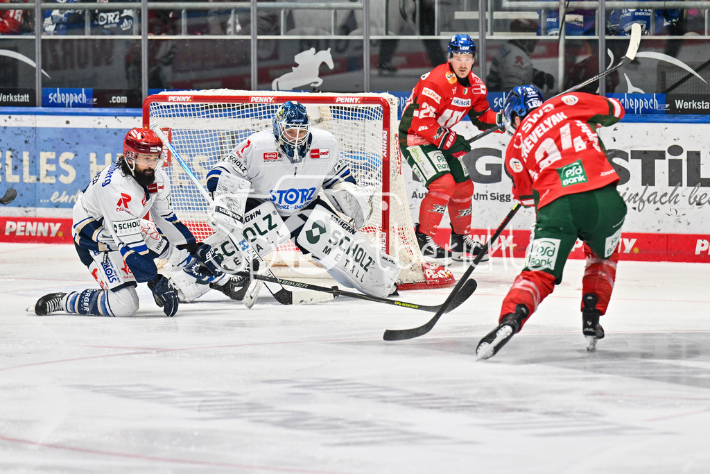Augsburger Panther - Schwenninger Wild Wings | AUGSBURG, GERMANY - 02. JANUARY: der Torschuss von T. J. TREVELYAN (Augsburger Panther 24) geht am Tor vorbei während dem Match zwischen den Augsburger Panthern und den Schwenninger Wild Wings am 35. Spieltag der Penny DEL im Curt Frenzel Stadion