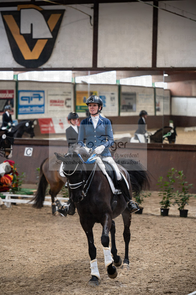 Hallenreittunier Voxtrup 2023 | Entdecke hochwertige Reitturnierfotos von Foto Oger. Professionell, emotional und authentisch – jetzt Lieblingsmomente im Shop bestellen.Deutschlandweite Turnierfotografie. - Realisiert mit Pictrs.com