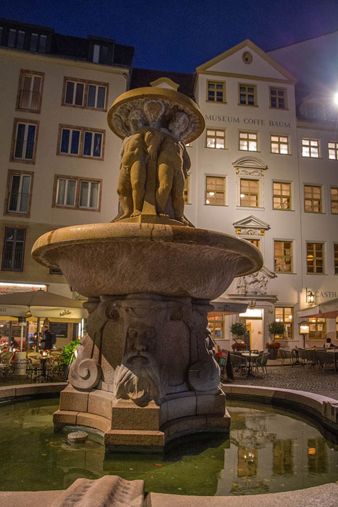 Zum Arabischen Coffe Baum - LIpsia Brunnen | Entdecke über 20 Kategorien Leipzig-Motive: Foto-Downloads, hochwertige Poster, Leinwand- & Fine-Art-Prints. Jetzt Lieblingsfoto im Bildlexikon Leipzig Shop bestellen!