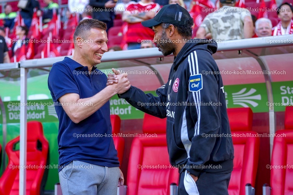 F9510052502147 | 10.05.2025, Fußball, Fortuna Düsseldorf - FC Schalke 04, 2. Fußball Bundesliga, Merkur Spiel-Arena, Saison 2024 2025: Trainer Jakob Fimpel (S04 Cheftrainer) zusammen mit Cheftrainer Daniel Thioune (Trainer Fortuna Duesseldorf) DFB regulations prohibit any use of photographs as image sequences and or quasi-video.