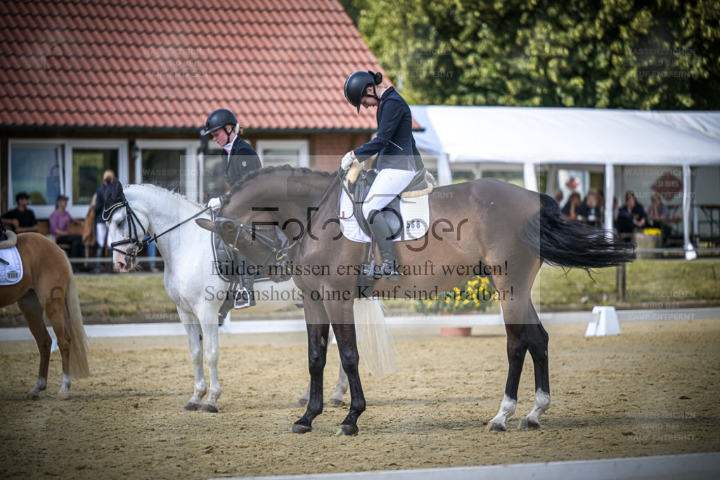 DOS_8065 | Entdecke hochwertige Reitturnierfotos von Foto Oger. Professionell, emotional und authentisch – jetzt Lieblingsmomente im Shop bestellen. - Realisiert mit Pictrs.com