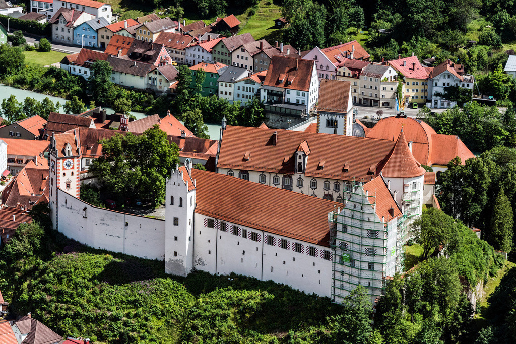 dr__0019204.jpg | FüSSEN 04.07.2017 Burganlage des Schloß Hohes Schloss Füssen in Füssen im Bundesland Bayern, Deutschland. // Castle of Schloss Hohes Schloss Fuessen in Fuessen in the state Bavaria, Germany. Foto: Daniel Reiter