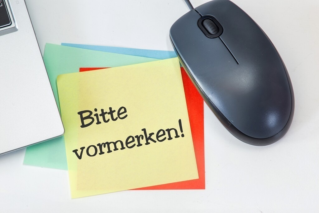BITTE VORMERKEN : Notizzettel auf einem Schreibtisch | Notizzettel mit der Aufschrift BITTE VORMERKEN auf einem Schreibtisch - Realisiert mit Pictrs.com
