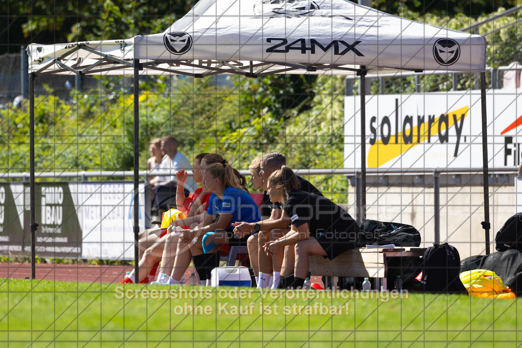 20260906_121220_0177_(c)_by_PhotoPeet | #,1.FC Donzdorf (weiß) vs. 1.FC Heidenheim 1846 (rot), Fußball, Frauen-Verbandspokal Gruppe 2, 2. Runde, Saison 2026/2027, Rasenplatz Lautertal Stadion, Süßener Straße 16, 73072 Donzdorf, 06.09.2026 - 11:00 Uhr,Foto: PhotoPeet / Sport- &amp; Eventfotografie / Peter Harich