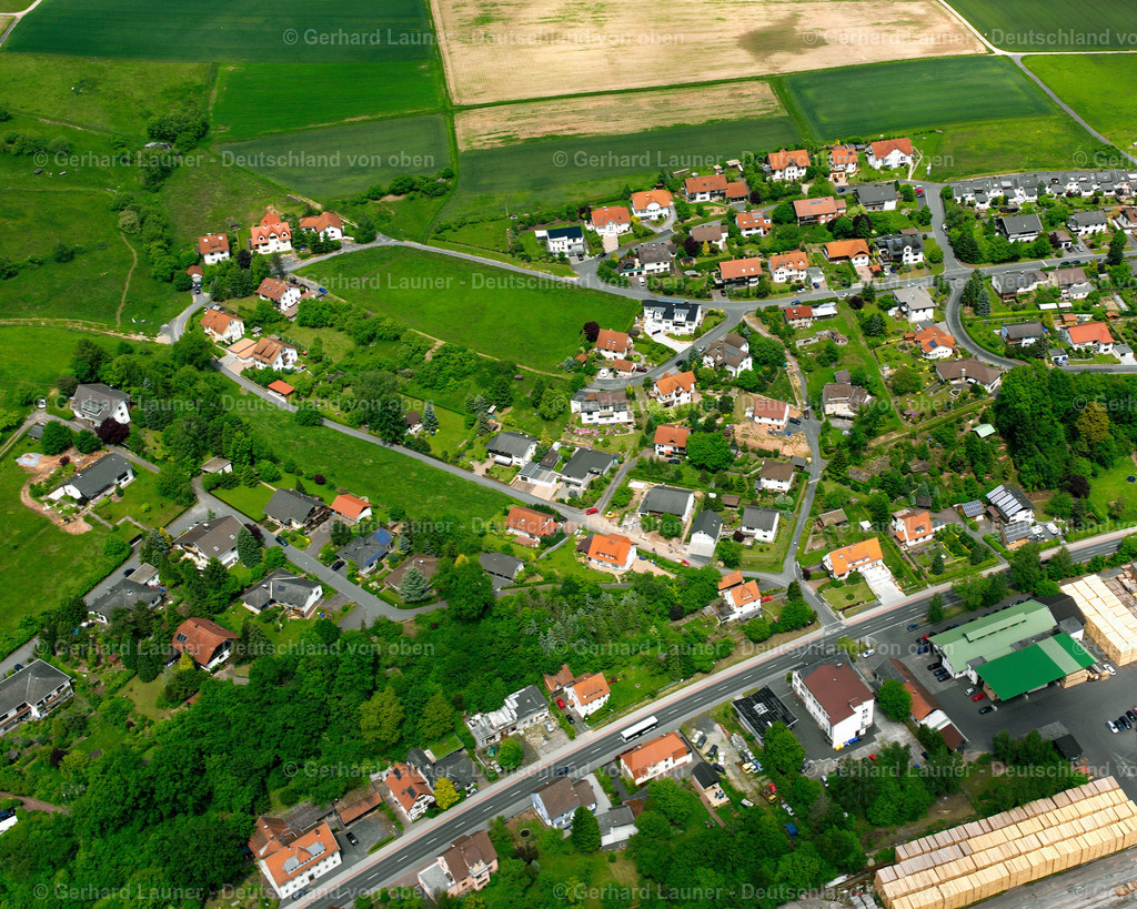 2615626 | SCHLITZ 09.06.2006 Landwirtschaftliche Nutzflächen und Feldgrenzen  umsäumen das Siedlungsgebiet des Dorfes in Schlitz im Bundesland Hessen, Deutschland // Agricultural land and field boundaries surround the settlement area of the village  in Schlitz in the state Hesse, Germany Foto: Gerhard Launer