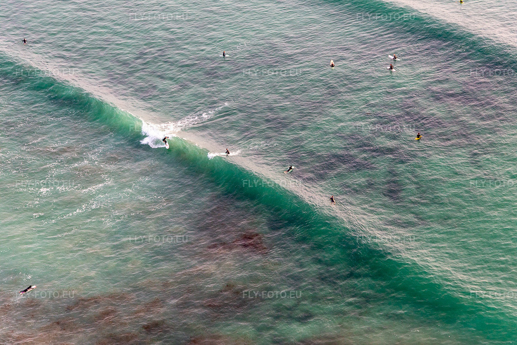 Vue aérienne: Surfeurs devant la plage la Torche-Tronoën à Saint-Jean-Trolimon dans le département Finistère, France. Photo: IMG_132575.jpg prise le 17/06/2022 par Werner Riehm/FLY-FOTO.eu – Résolution de l'original: 5472 x 3648 px