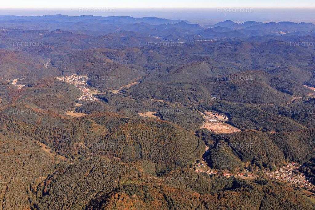 Luftbild: Pfälzerwald von Westen in Hinterweidenthal im Bundesland Rheinland-Pfalz in Deutschland. Foto: IMG_095214.jpg vom 16.10.2016 durch Werner Riehm/FLY-FOTO.de