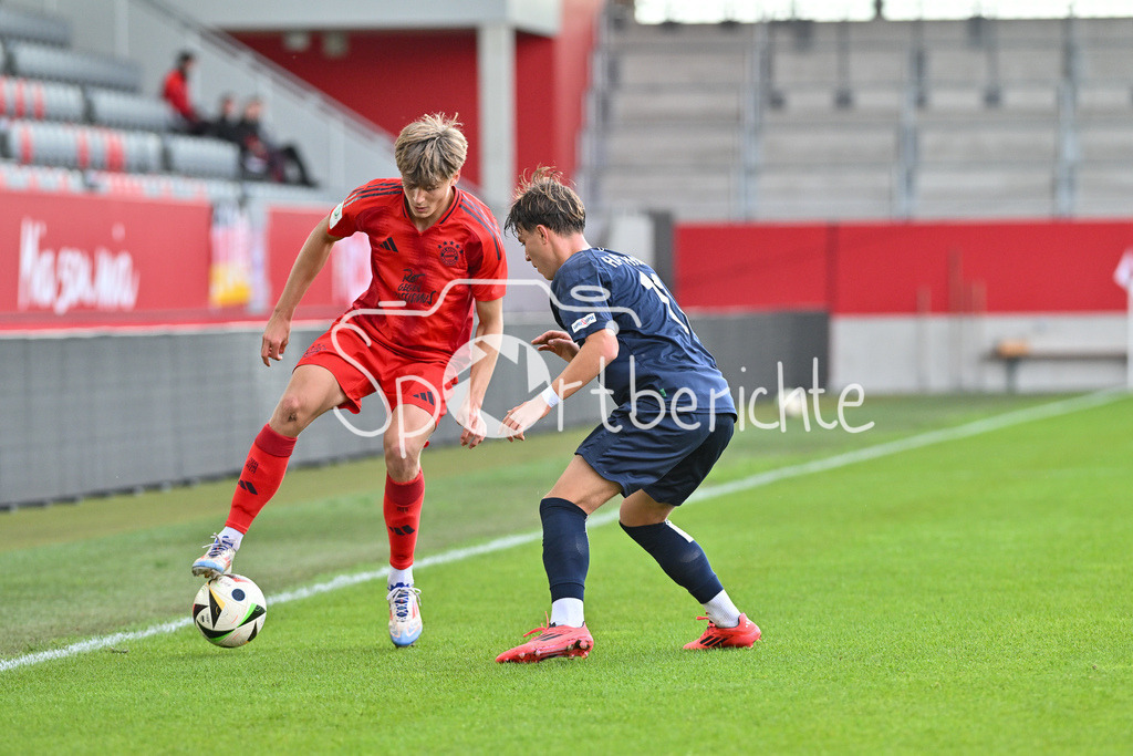 FC Bayern München U19 - SpVgg Unterhaching U19 | Im Duell Magnus DALPIAZ (FC Bayern MÜnchen U19 #2) und Samuel WEISS (Spvgg Unterhaching #11) / Zweikampf