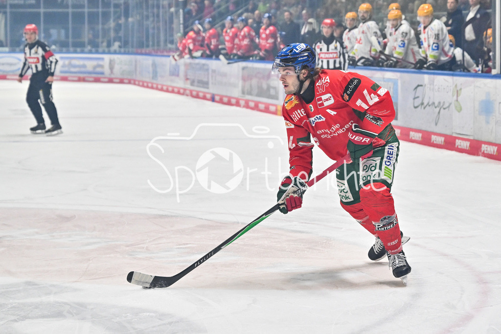 Augsburger Panther - Fischtown Bremerhaven | AUGSBURG, GERMANY - 25. JANUARY: am Puck D. J. BUSDEKER (Augsburger Panther 14) / Einzelfoto / Freisteller während dem Match zwischen den Augsburger Panthern und den Fischtown Pinguins am 43. Spieltag der Penny DEL im Curt Frenzel Stadion