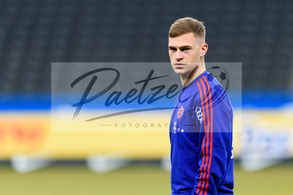 BSCFCB20220123_002 | Fussball, Herren: Joshua Kimmich (FC Bayern Muenchen) schaut bei dem Spiel der 1. Bundesliga zwischen Hertha BSC und FC Bayern Muenchen im Olypiastadion am 23.01.2022 in Berlin, Deutschland.DFB / DFL REGULATIONS PROHIBIT ANY USE OF PHOTOGRAPHS AS IMAGE SEQUENCES AND/OR QUASI-VIDEO. - Realisiert mit Pictrs.com