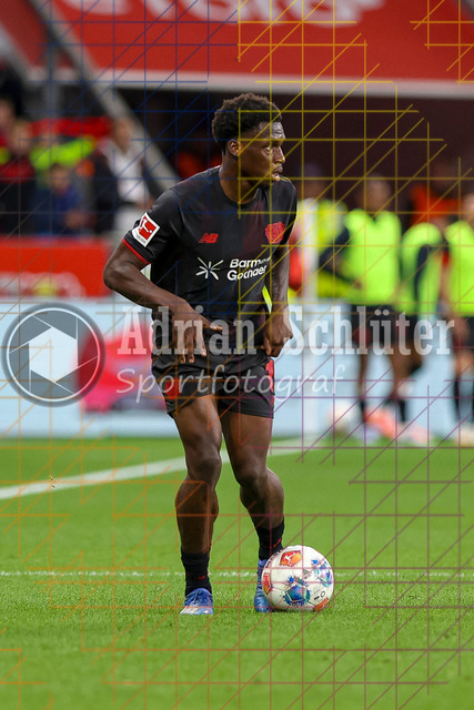 Bayer 04 Leverkusen vs Borussia Mönchengladbach - Bundesliga  | Leverkusen, Deutschland, 21.09.25:   Ernest Poku (Bayer 04 Leverkusen) in Aktion am Ball, Einzelaktion waehrend des Spiels der Bundesliga zwischen  Bayer 04 Leverkusen vs Borussia Mönchengladbach in der BayArena(Foto von Brauer-Fotoagentur / Adrian Schlueter)