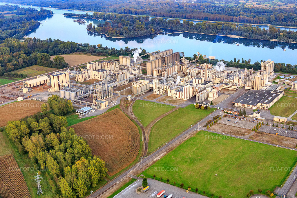 Aerial view: Chemical factory Roquette Frères on Lake Beinheim in Beinheim in the state Bas-Rhin, France. – Photo: IMG_074449.jpg taken on 10/04/2014 by Werner Riehm/FLY-FOTO.com – Resolution of the original: 5264 x 3510 px – Roquette: Turning Nature’s Potential into Life’s Essentials