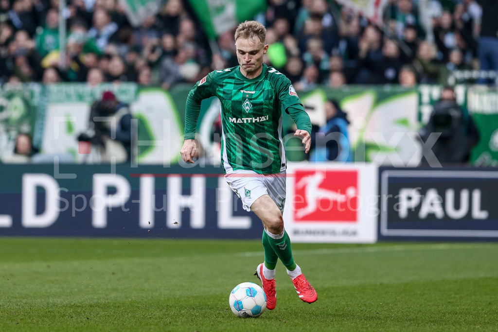 Fussball, Bundesliga, SV Werder Bremen - VfL Wolfsburg | v.li.: Amos Pieper (SV Werder Bremen, 5) am Ball, Freisteller, Einzelbild, Ganzkörper, Aktion, Action, Spielszene, DIE DFL-RICHTLINIEN UNTERSAGEN JEGLICHE NUTZUNG VON FOTOS ALS SEQUENZBILDER UND/ODER VIDEOÄHNLICHE FOTOSTRECKEN. DFL REGULATIONS PROHIBIT ANY USE OF PHOTOGRAPHS AS IMAGE SEQUENCES AND/OR QUASI-VIDEO.