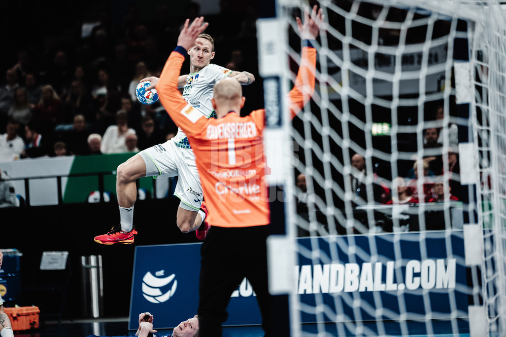 Handball | Herren | EHF EURO 2024 | European Championshop Men 2024 Final Tournament | Slowenien vs. Niederlande | 21.01.2024 | Tilen Kodrin (#20, Slowenien, SLO) wirft aufs Tor