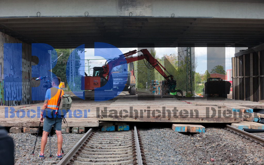 Abriss der Schlachthofbruecke A40 {date} -  | {headline}(Foto: Sebastian Sendlak / BOND) - Realisiert mit Pictrs.com