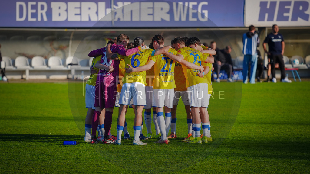 Fußball, Herren, Saison 2025/2026, Regionalliga Nordost, 32. Spieltag, Hertha BSC II vs. FSV 63 Luckenwalde, Donnerstag 30.04.2026, Hertha Amateurstadion | Fußball, Herren, Saison 2025/2026, Regionalliga Nordost, 32. Spieltag, Hertha BSC II vs. FSV 63 Luckenwalde, Donnerstag 30.04.2026, Hertha Amateurstadion, Im Bild: Der Mannschaftskreis des FSV 63 Luckenwalde vor dem Spiel - Realisiert mit Pictrs.com