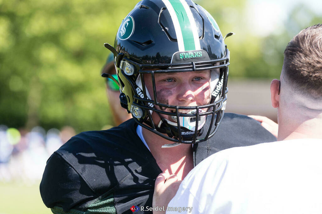 American Football, Saison 2023, Regionalliga Nord, Hamburg Blue Devils - Black Swans, Dr.-Hermann-Schnell-Sportplatz (Hamburg), 03.06.2023, 3. Gameweek | Bjarne Dietze (#6, Black Swans)