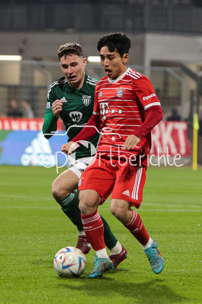 FC Bayern Amateure - 1. FC Schweinfurt | Hyunju LEE (FCB #8) im duell mit Ivan MIHALJEVIC (FCS #21)