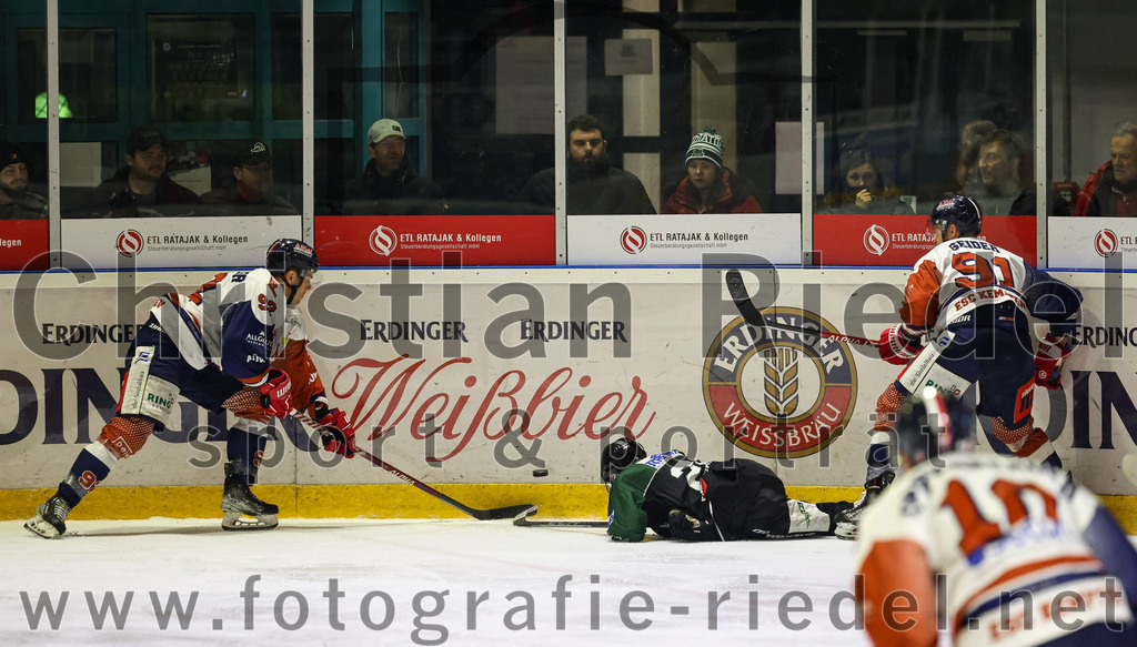 2023-03-03_120_TSV_Erding_gegen_ESC_Kempten | Erding, Deutschland, 03.03.2023:
Eishockey, Bayernliga Playoffs 2022 / 2023, Viertelfinale, TSV Erding gegen ESC Kempten, Endergebnis: 9:3

Maximilian Schäffler (ESC Kempten, #92), Erik Modlmayr (Erding Gladiators, #21), Mauro Seider (ESC Kempten, #91)

Foto: Christian Riedel / fotografie-riedel.net
