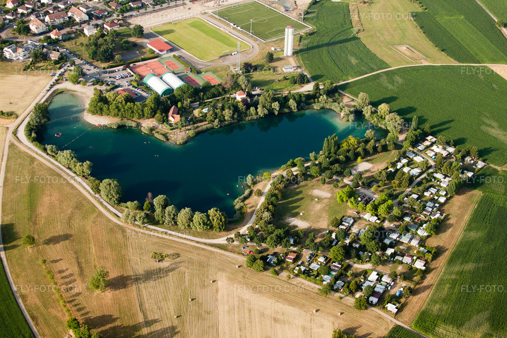 Aerial view: Caravans and tents - Camping site - and tent site Zone de Loisirs et Camping de Gambsheim at the quarry lake with beach in Gambsheim in the state Bas-Rhin, France. – Photo: IMG_30353.jpg taken on 07/09/2010 by Werner Riehm/FLY-FOTO.com – Resolution of the original: 4752 x 3168 px