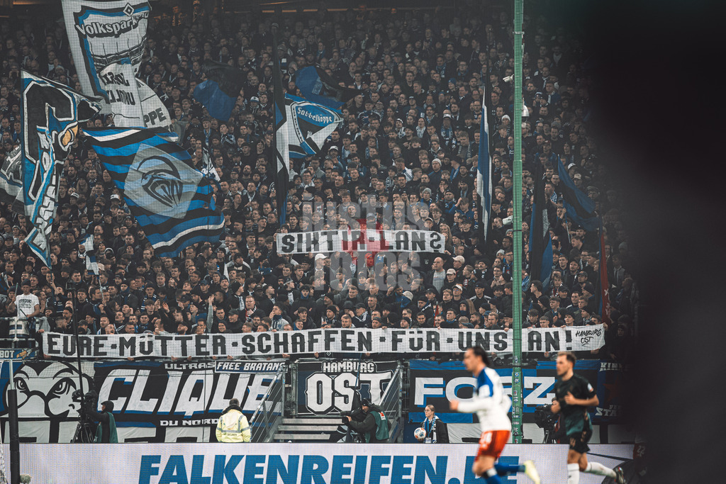 Fußball | Männer | Saison 2025/2026 | 1. Fußball-Bundesliga | 13. Spieltag | Hamburger SV vs. SV Werder Bremen | 07.12.2025 | HSV Fans mit einem Banner Transparent Siktir Lan? Eure Mütter Schaffen Für Uns An